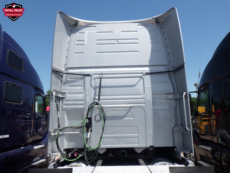 2022-volvo-vnl860-image-11