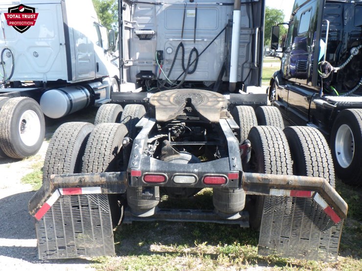 2023-volvo-vnl860-image-10