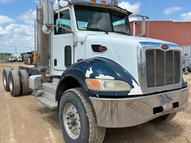 2012-peterbilt-348-image-3
