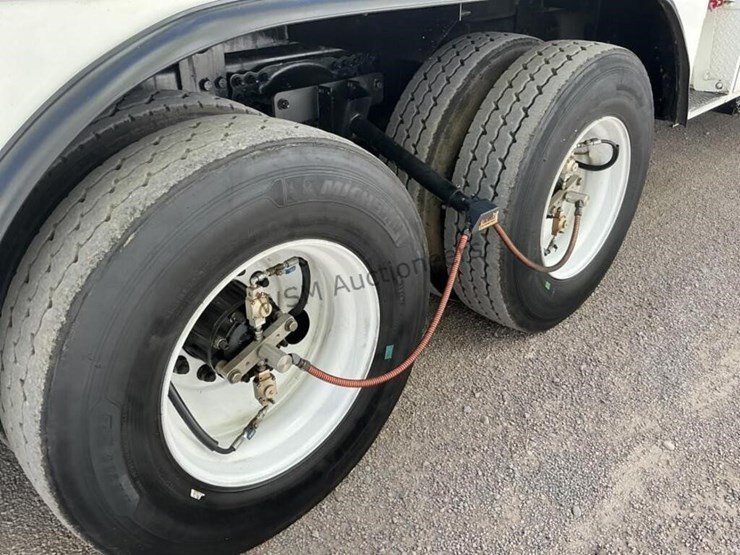 2013-freightliner-m2-106-image-15