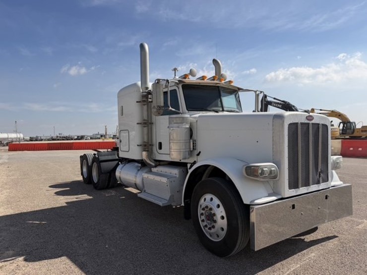 2016-peterbilt-389-image-3