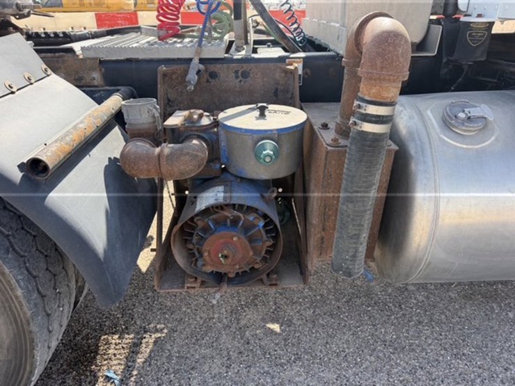 2016-peterbilt-389-image-4