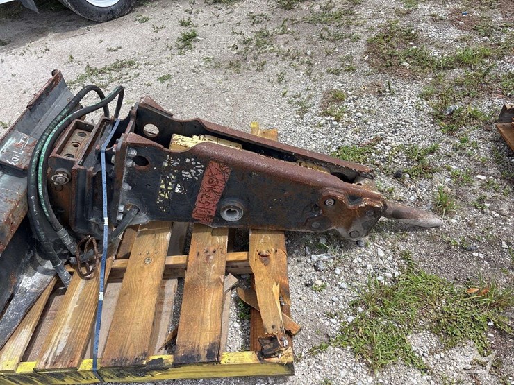 hydraulic-breaker-skid-steer-attachment-image-3
