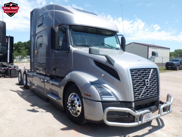 2022-volvo-vnl860-image-3