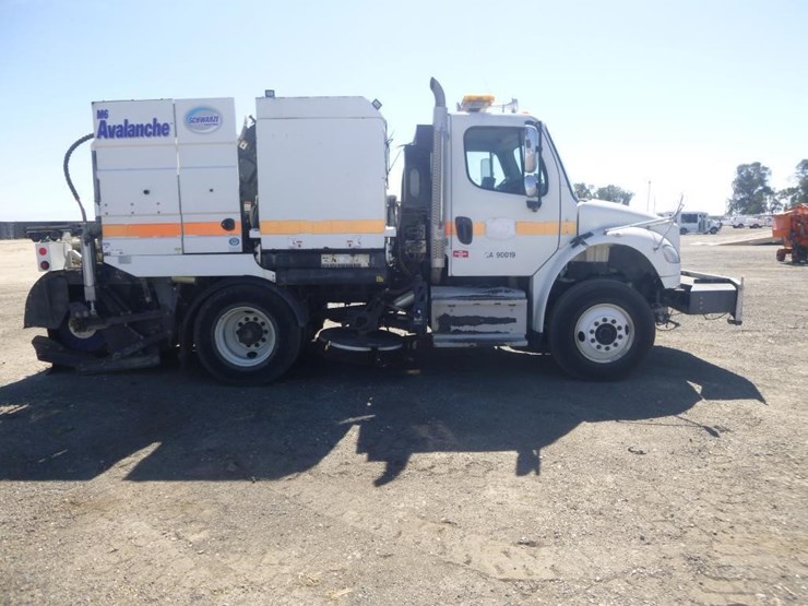 2016-freightliner-m2-106-image-22