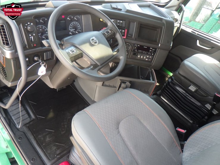 2022-volvo-vnl860-image-17