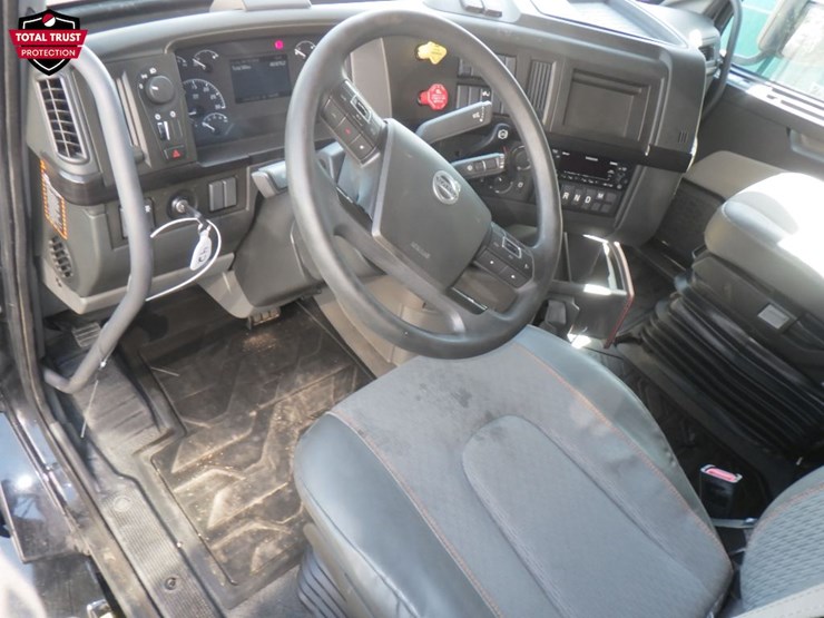 2023-volvo-vnl860-image-15