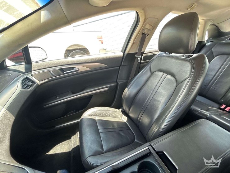 2013-lincoln-mkz-sedan-image-19