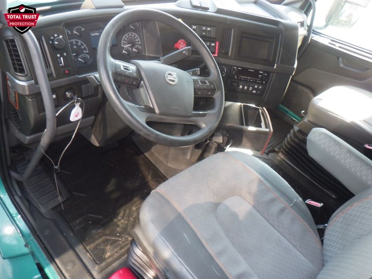 2023-volvo-vnl860-image-16