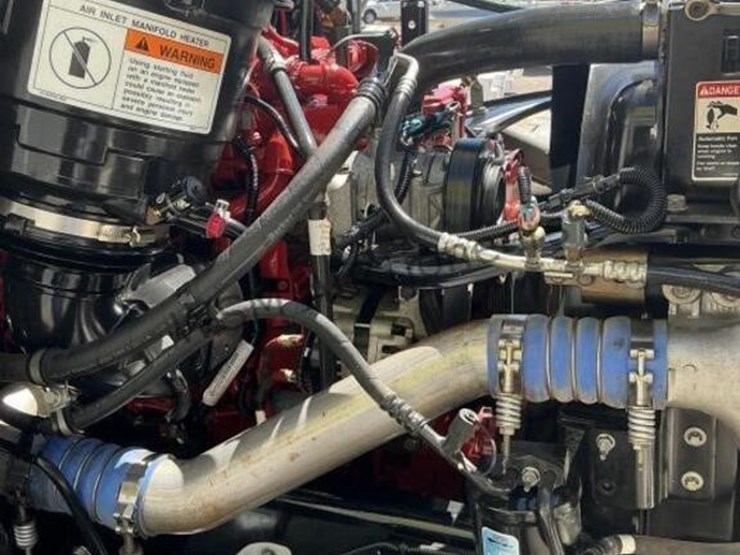 2013-freightliner-m2-106-image-24