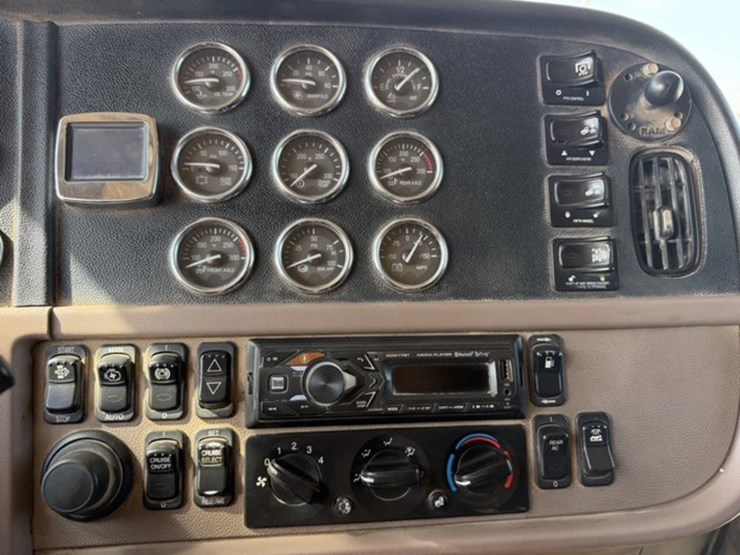 2016-peterbilt-389-image-14