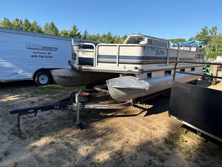 sun-tracker-21dl-pontoon-boat-image-1
