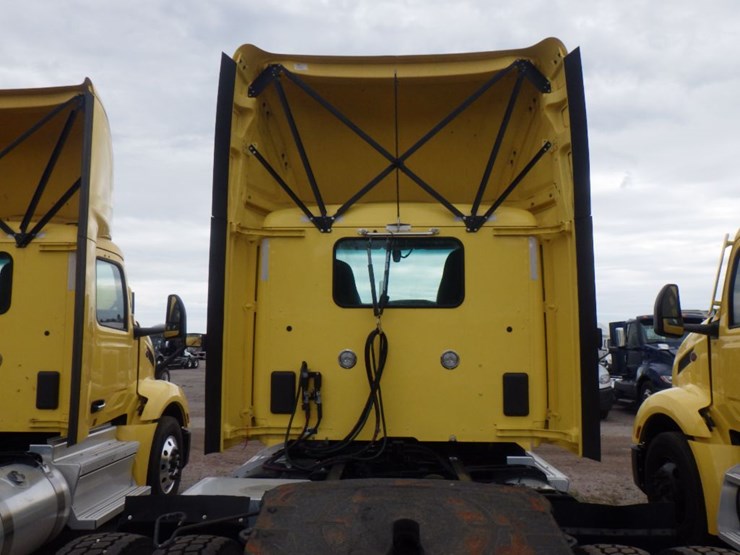 2023-peterbilt-579-image-10