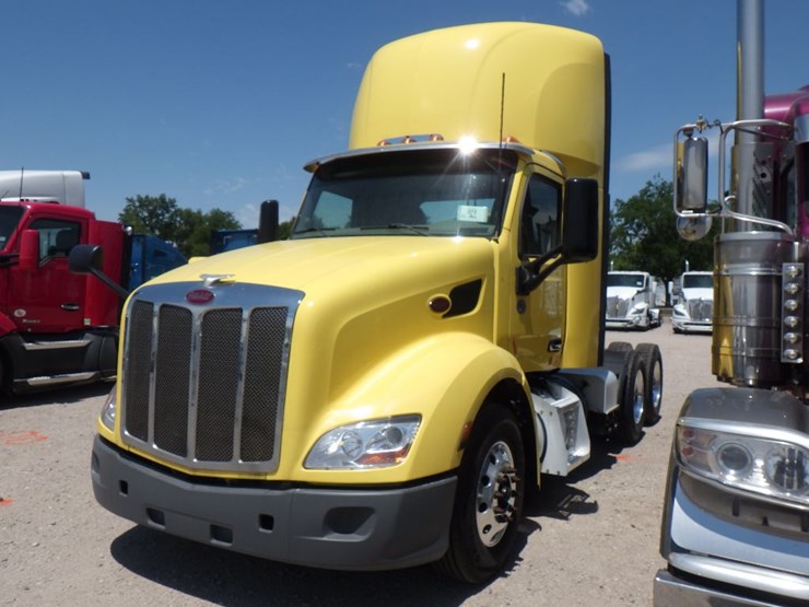 2021-peterbilt-579-image-1