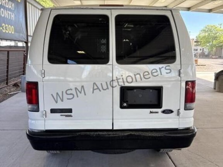 2013-ford-cargo-image-8