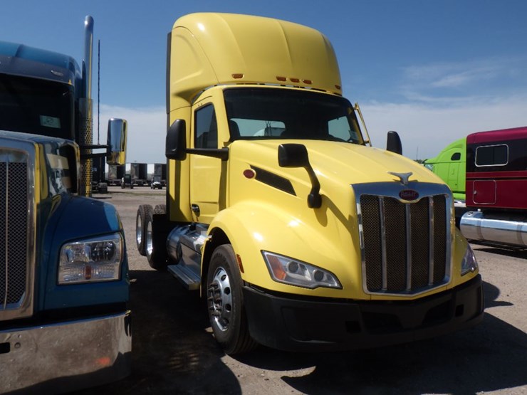 2022-peterbilt-579-image-3