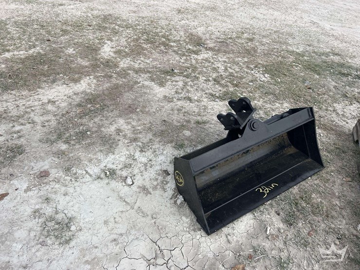 2025-32in.-tilting-bucket-mini-excavator-attachment-image-3
