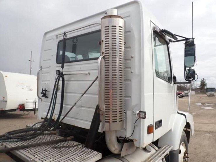 2005-volvo-vn-image-55