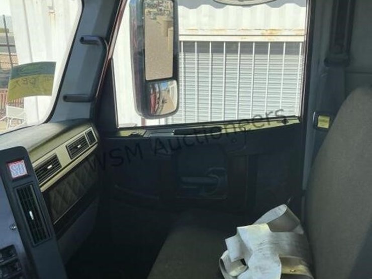 2016-freightliner-122sd-image-16