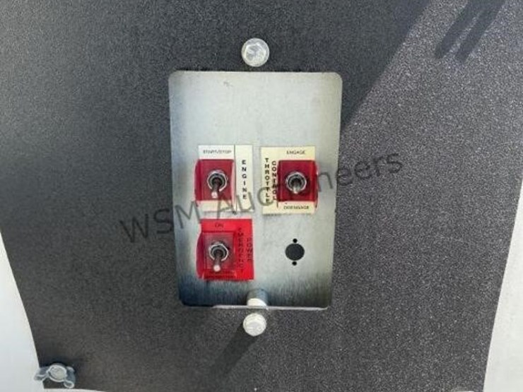 2013-freightliner-m2-106-image-17