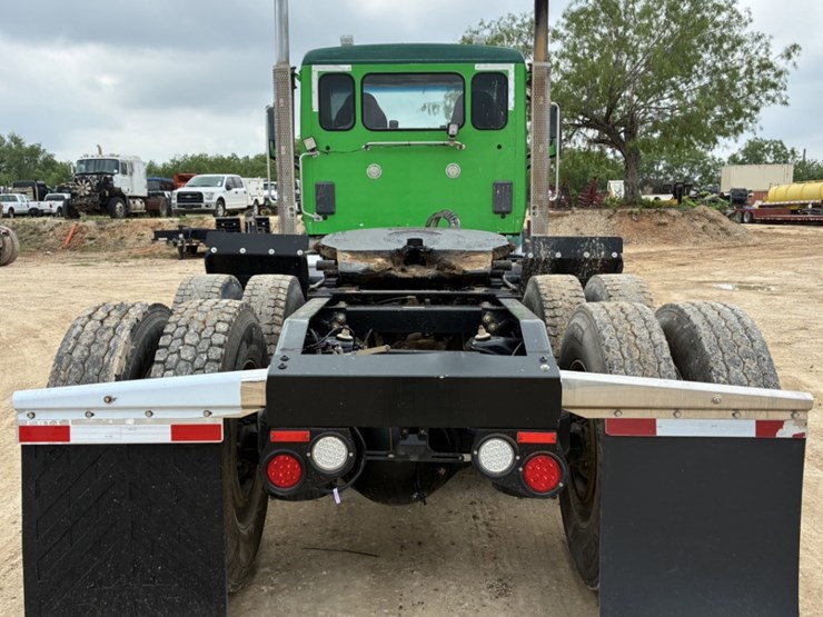 2014-peterbilt-567-image-5