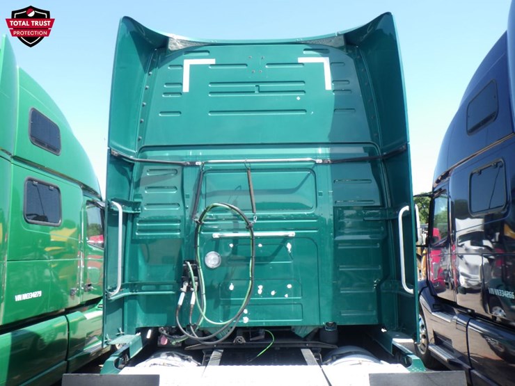 2022-volvo-vnl860-image-11