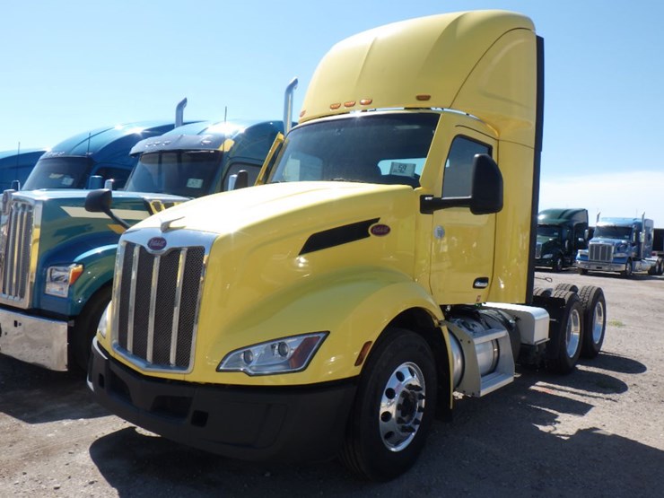 2022-peterbilt-579-image-1