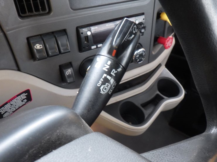 2023-peterbilt-579-image-16