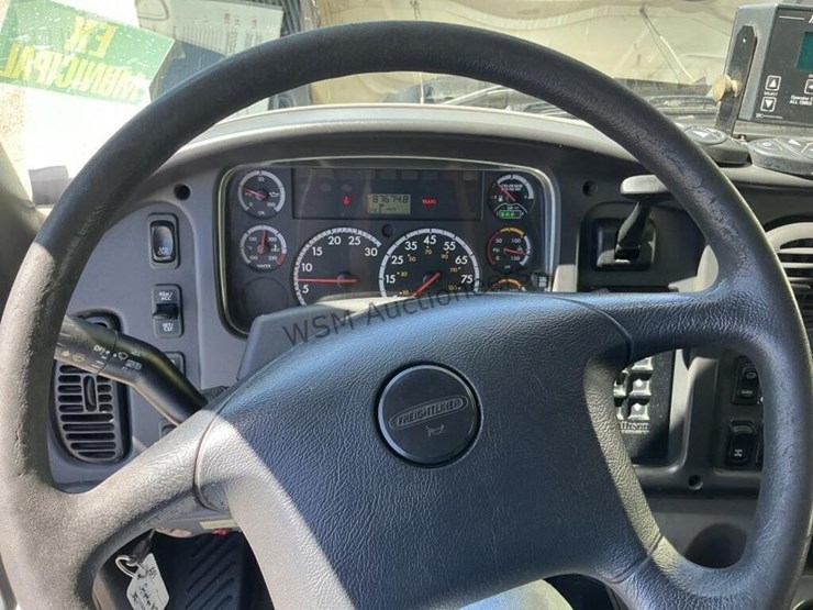 2013-freightliner-m2-106-image-28