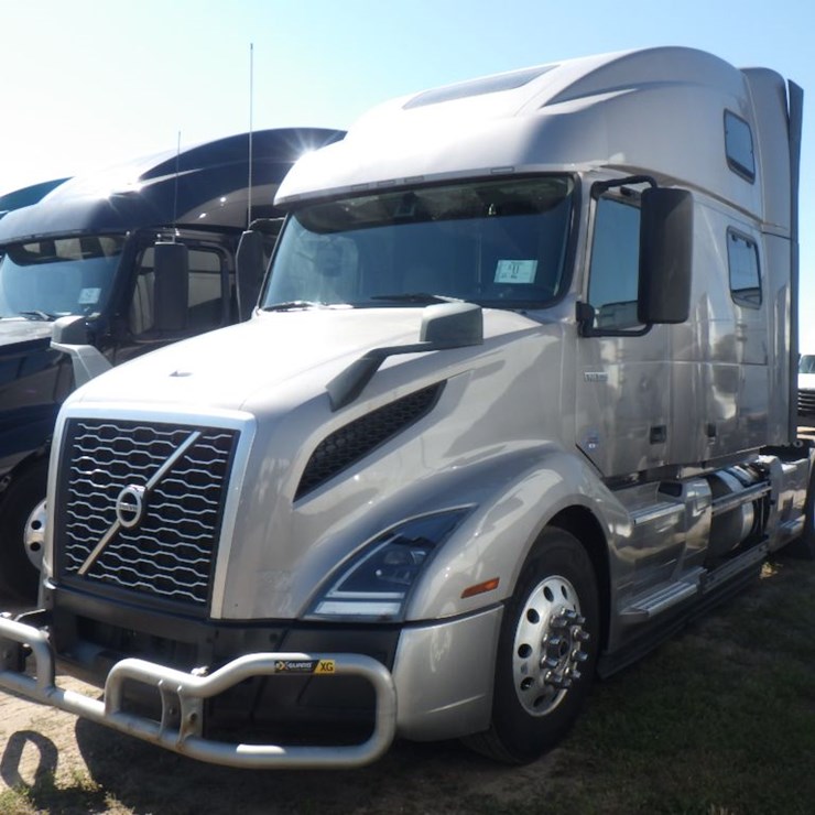 2023 VOLVO VNL860