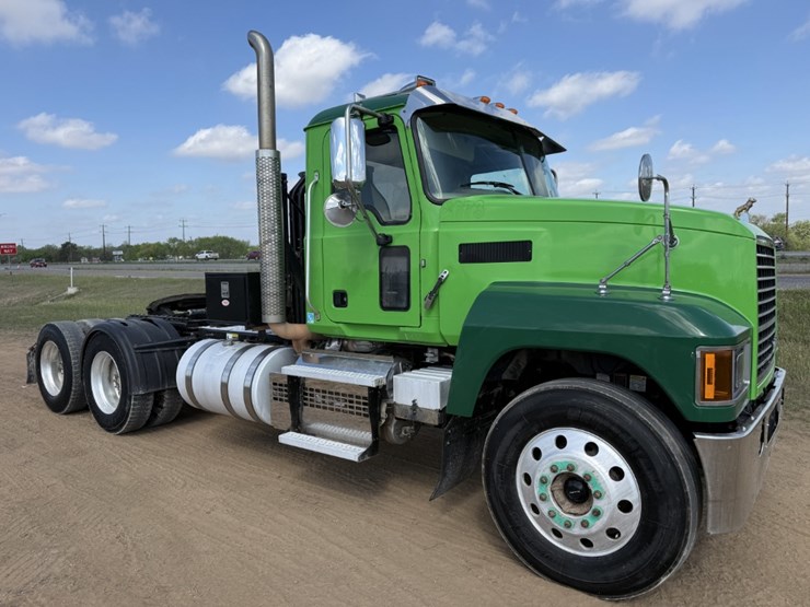 2019-mack-pinnacle-image-3