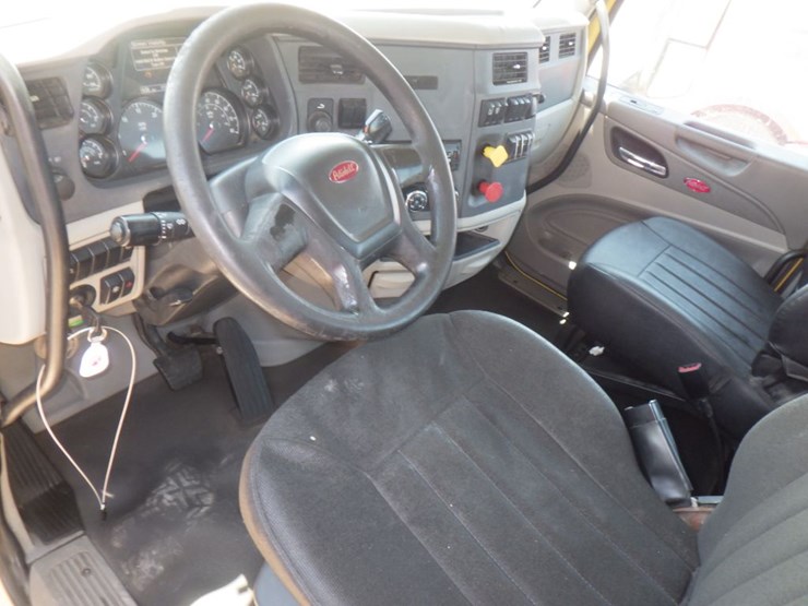 2021-peterbilt-579-image-15