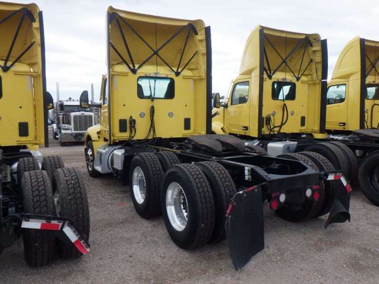 2023-peterbilt-579-image-11