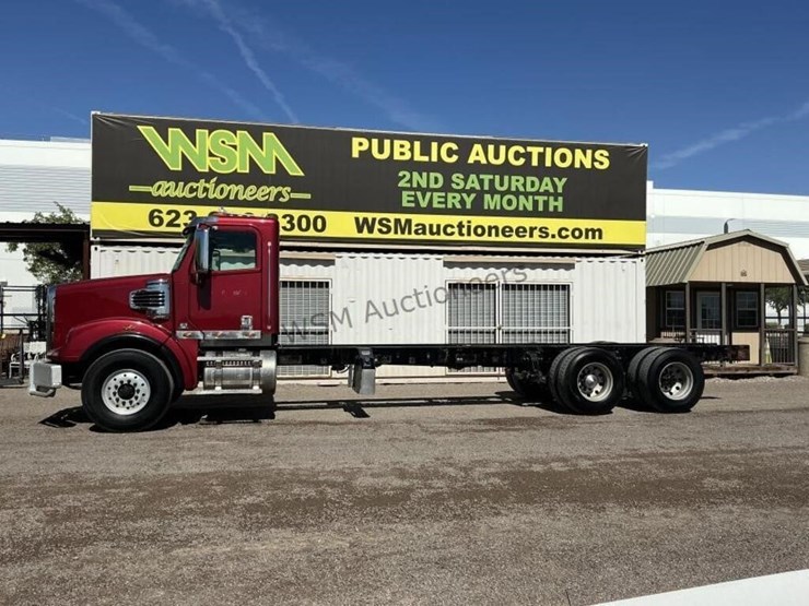 2016-freightliner-122sd-image-1
