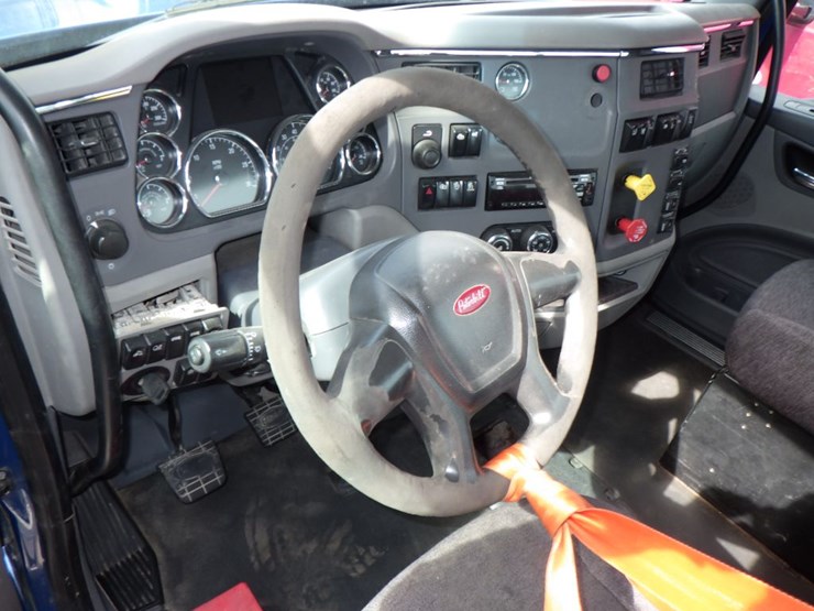 2016-peterbilt-567-image-13