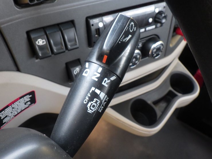2023-peterbilt-579-image-16