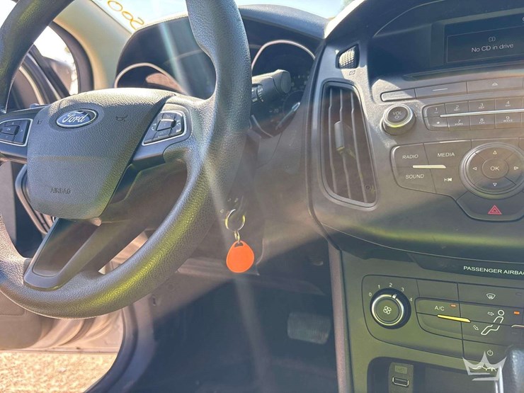 2015-ford-focus-sedan-image-16