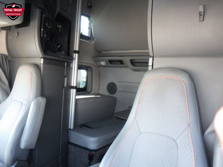 2023-volvo-vnl860-image-19