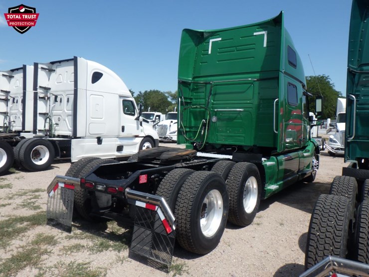 2022-volvo-vnl860-image-8