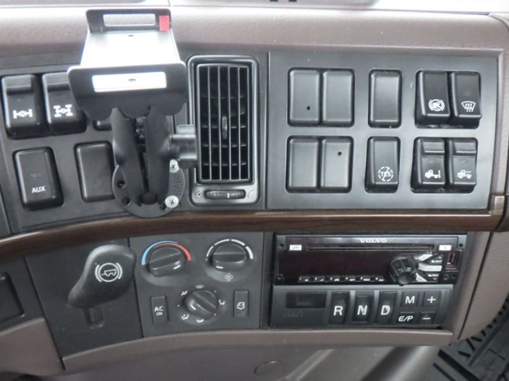 2016-volvo-vnl300-image-16