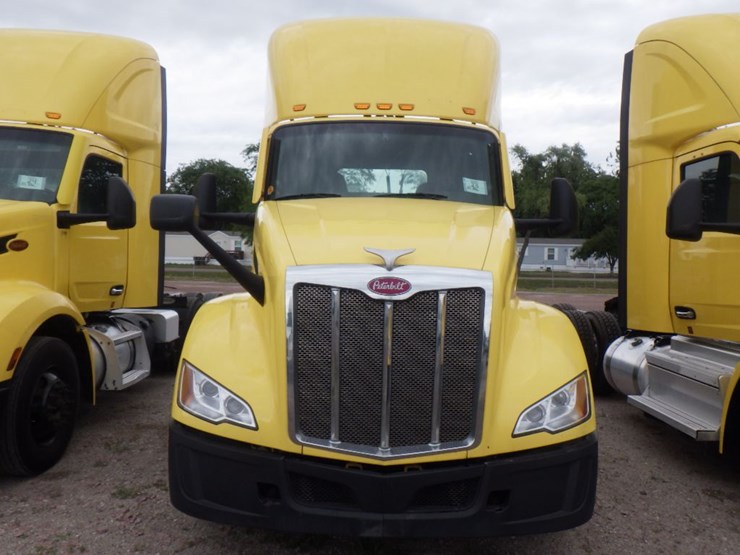 2023-peterbilt-579-image-2