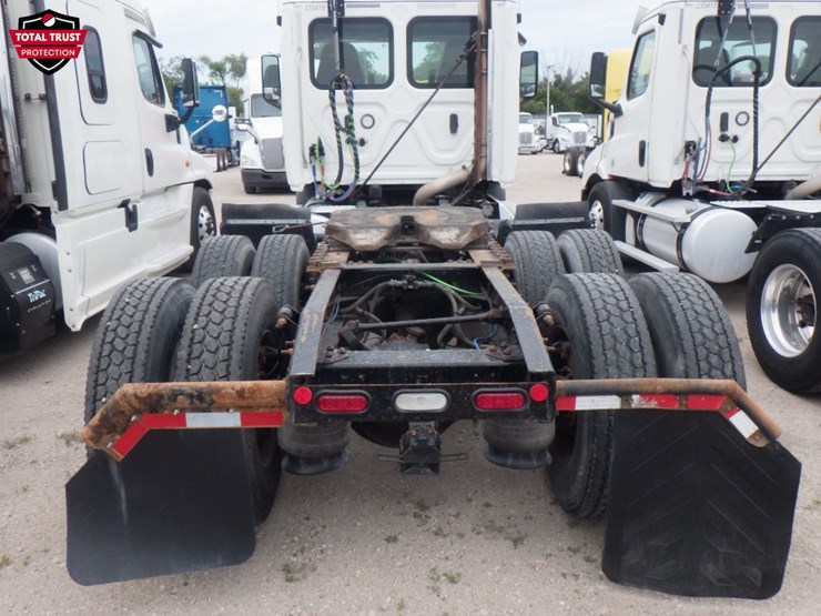 2019-freightliner-cascadia-116-image-8