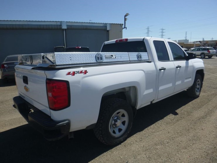 2018-chevrolet-1500-image-3