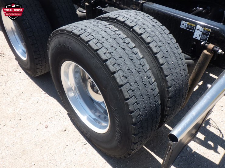 2021-peterbilt-389-image-14