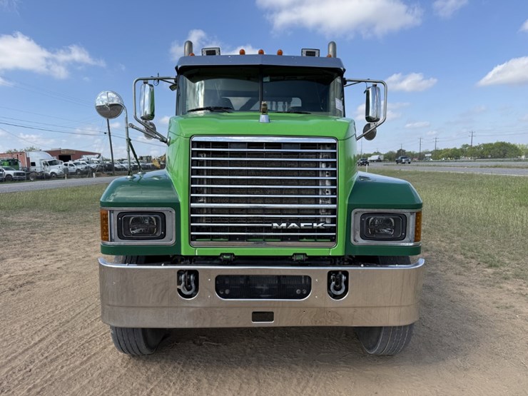 2019-mack-pinnacle-image-2