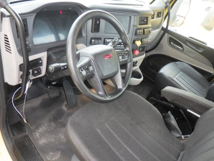 2023-peterbilt-579-image-15