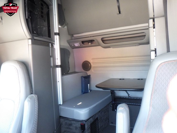 2022-volvo-vnl860-image-18