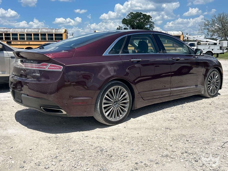 2013-lincoln-mkz-sedan-image-3