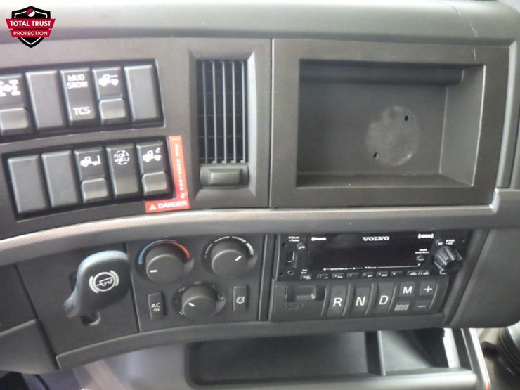 2022-volvo-vnl860-image-17