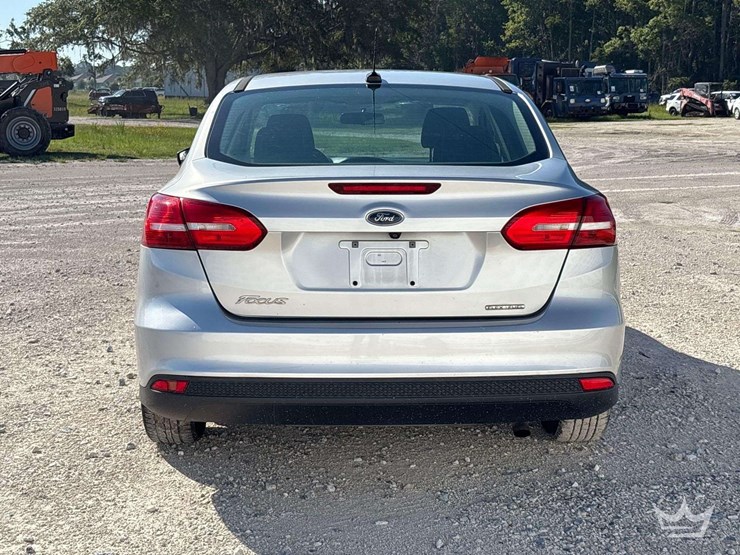 2015-ford-focus-sedan-image-22